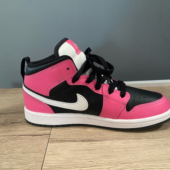 Hot pink Jordan 4 slightly worn in great condition - Picture 5 of 6